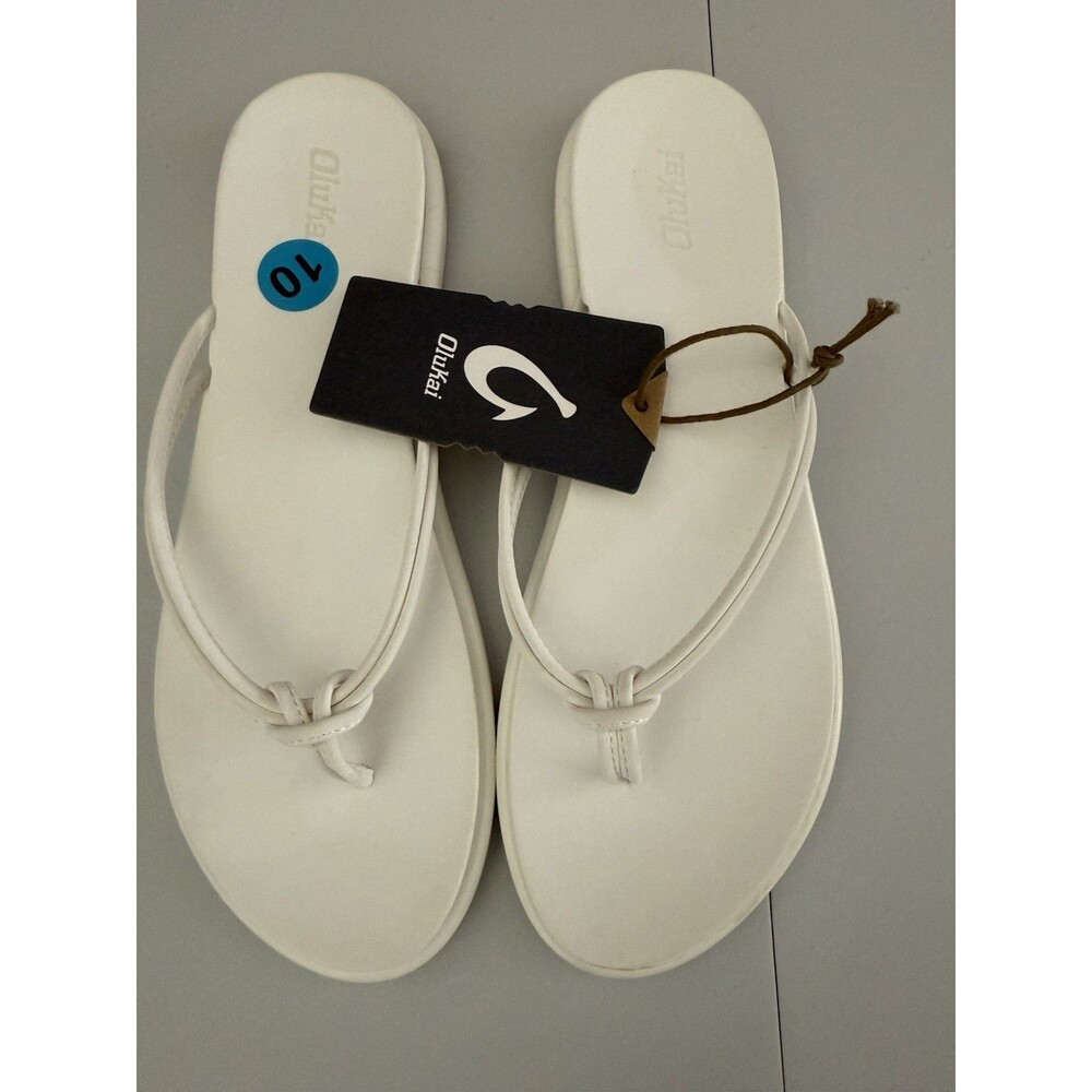 OLUKAI 'Aka Women's Flip Flops Sandals Size 10 White Strap Grip Sole Beach Water